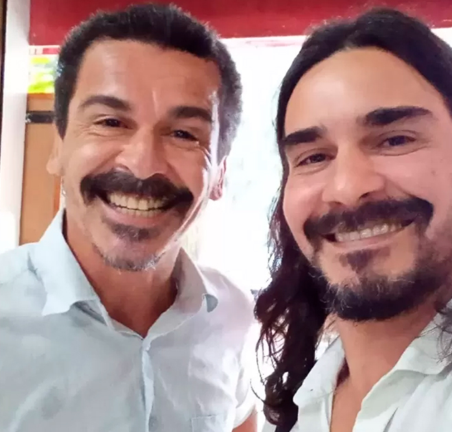 Em clique raro, André Gonçalves aparece ao lado de irmão e fãs disparam: <I>Parecidos demais</i>