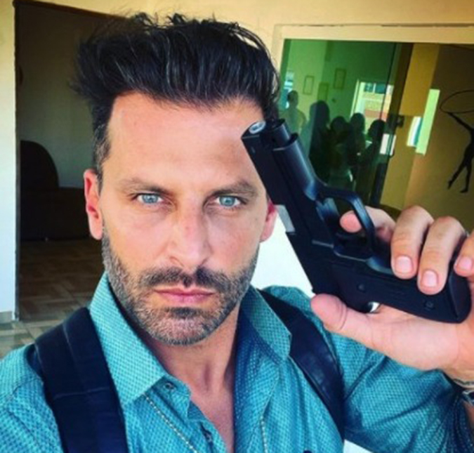 Henri Castelli surpreende ao aparecer caracterizado para próximo filme