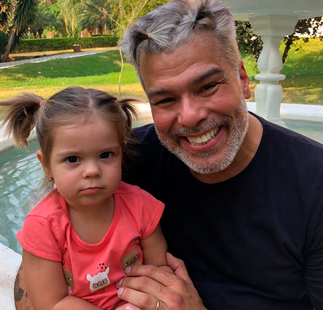 Mauricio Mattar encanta a <i>web</i> ao aparecer brincando com a mãe e a filha