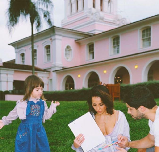 No Instagram, Sabrina divulgou o momento fofo com Zoe e Duda Nagle, revelando que aproveitou muito a tarde com seus amores. Que tarde gostosa! Ontem foi dia de piquenique com meus amores no jardim do Belmond Hotel. O hotel fica dentro do Parque Nacional do Iguaçu e tem uma vista única das Cataratas. E para as mamães e papais, o hotel é maravilhoso para vir com os pequenos. Nós amamos muito! , escreveu ela na legenda da publicação, revelando o hotel luxuoso em que está hospedada para aproveitar as Cataratas do Iguaçu. Zoe, claro, roubou a cena no ensaio fotográfico ao posar toda estilosa com um look todo jeans.