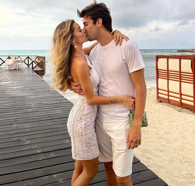 Em Cancún, Carol Dias dá beijão em Kaká e se declara: <i>Minha vida!</i>