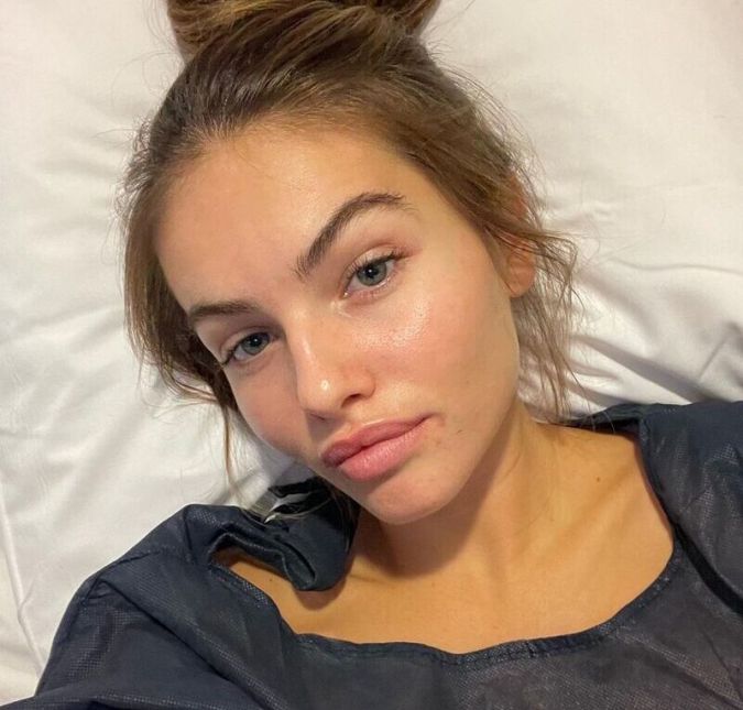 A modelo francesa Thylane Blondeau, que já foi considerada a garota mais bonita do mundo em 2007, segundo a revista TC Candler, também passou por uma situação delicada de saúde. No último ano, ela conta que começou a sentir fortes dores na barriga e foi submetida a diversas cirurgias para retirada de cistos no ovário. Para piorar, Thylane, de 20 anos de idade, não recebeu o diagnóstico certo logo de princípio e, por isso, conviveu com a dor por algum tempo. Em um desabafo no Instagram, ela diz: Estou feliz por não ter desistido. Com essa experiência, aprendi que quando seu corpo está doendo, você não deve ignorar e tem que cuidar disso. Vá em diferentes médicos até que um deles encontre o problema e o cure. Qualquer dor, mesmo as pequenas, podem estar escondendo algo bem mais importante.. A modelo francesa Thylane Blondeau, que já foi considerada a garota mais bonita do mundo em 2007, segundo a revista TC Candler, também passou por uma situação delicada de saúde. No último ano, ela conta que começou a sentir fortes dores na barriga e foi submetida a diversas cirurgias para retirada de cistos no ovário. Para piorar, Thylane, de 20 anos de idade, não recebeu o diagnóstico certo logo de princípio e, por isso, conviveu com a dor por algum tempo. Em um desabafo no Instagram, ela diz: Estou feliz por não ter desistido. Com essa experiência, aprendi que quando seu corpo está doendo, você não deve ignorar e tem que cuidar disso. Vá em diferentes médicos até que um deles encontre o problema e o cure. Qualquer dor, mesmo as pequenas, podem estar escondendo algo bem mais importante..