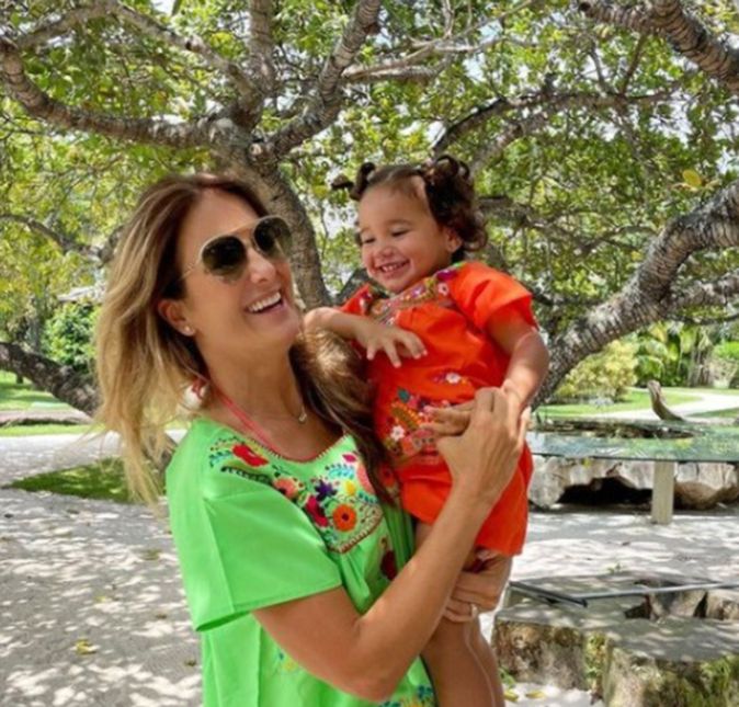 Ticiane Pinheiro compartilhou mais um clique muito fofo com a filha Manuella. A pequena de apenas dois anos de idade está curtindo junto com a mãe uma viagem na Bahia. Na foto Manuella está sorrindo no colo da mamãe, que também sorri. Na legenda a apresentadora escreveu: Sorria, vc está na Bahia. AMO MUITO.