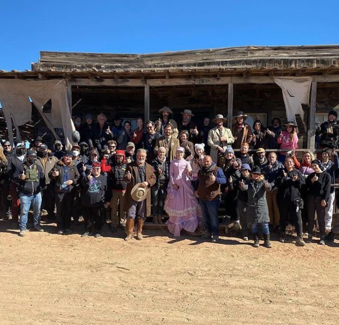 Antes do incidente, a produção do filme Rust já havia protestado por melhores condições de segurança, segundo o New York Post. Uma mulher não identificada que dizia ser membro da equipe revelou que eles estavam incomodados com a falta de hotéis para ficarem, com a falta de protocolos contra a Covid-19 e com a falta de segurança no set, principalmente em relação a armas. Halyna era, inclusive, uma das pessoas que defendia as reivindicações feitas pelos funcionários. Um dos motivos que reforçava as reivindicações dos funcionários foi o fato de que o dublê de Alec já havia atirado acidentalmente duas vezes antes do acidente envolvendo o ator. Além disso, informações do TMZ revelam que a arma usada no acidente também era usada fora do set de filmagens para praticar tiro ao alvo por membros da equipe. Também foi dito que na prática eram usadas balas de verdade, o que faz algumas pessoas pensarem que foi por essa razão que a arma continha balas verdadeiras no momento do acidente.