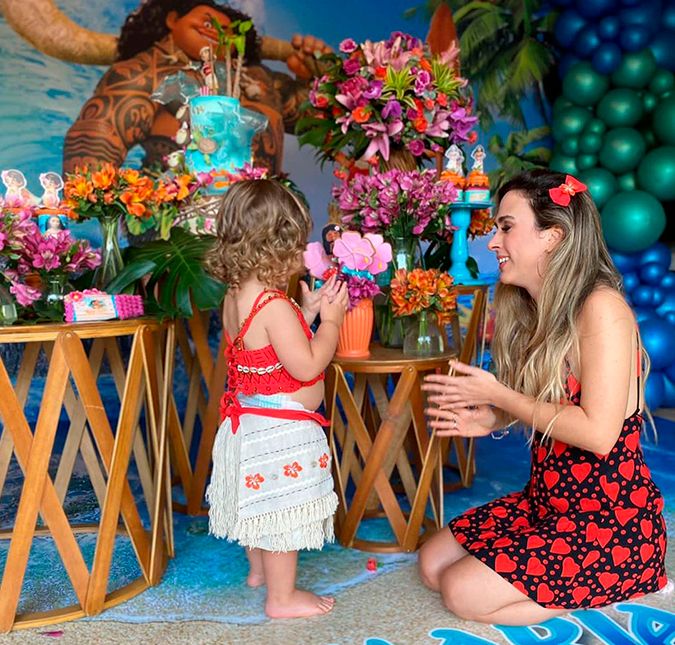 Para comemorar o aniversário de dois anos de idade da pequena, a humorista fez uma baita festa temática e explodiu o termômetro da fofura ao mostrar a filha vestida de Moana. Eu quero ser melhor para você. Mais saudável, mais coerente, mais madura, mais sábia, mais amiga. Eu só quero te fazer feliz. Tudo que precisar farei. Resumindo: sou sua estagiária. Te amo!, escreveu nas redes sociais. O avô João Vitti, pai de Rafa, também se declarou: Clara clareou! Hoje é o dia dela, esse pinguinho de gente, sementinha da esperança e amorzinho especial da minha vida. Feliz aniversário, Cacá! Vovô Jão te ama e enquanto a vida me permitir, acompanharei teus passos e te estenderei minha mão para, juntos, desvendamos os jardins da harmonia e da felicidade!. Para comemorar o aniversário de dois anos de idade da pequena, a humorista fez uma baita festa temática e explodiu o termômetro da fofura ao mostrar a filha vestida de Moana. Eu quero ser melhor para você. Mais saudável, mais coerente, mais madura, mais sábia, mais amiga. Eu só quero te fazer feliz. Tudo que precisar farei. Resumindo: sou sua estagiária. Te amo!, escreveu nas redes sociais. O avô João Vitti, pai de Rafa, também se declarou: Clara clareou! Hoje é o dia dela, esse pinguinho de gente, sementinha da esperança e amorzinho especial da minha vida. Feliz aniversário, Cacá! Vovô Jão te ama e enquanto a vida me permitir, acompanharei teus passos e te estenderei minha mão para, juntos, desvendamos os jardins da harmonia e da felicidade!.