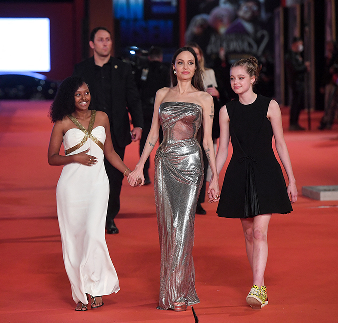 Angelina Jolie aparece acompanhada das filhas, Zahara e Shiloh, no último dia do <i>Festival de Cinema de Roma</i>