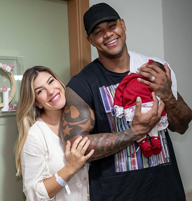 Leo Santana publica vídeo da filha dormindo e se derrete na legenda: <i>Pai babão</i>