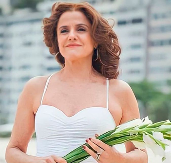 Marieta Severo, nascida em 2 de novembro de 1946, ficou internada por oito dias e, em um vídeo divulgado no Twitter, ela falou sobre os momentos tensos que passou no hospital. Queria falar com vocês da minha experiência de ter tido Covid. Do meu medo, meu pânico, do que é passar por essa doença. Enquanto estava internada, lutando pela vida, eu só pensava na vacina. Que a vacina ia chegar. E ela chegou. Eu abraço a vacina. Abraça você também. A artista deixou o hospital Copa Star, no Rio de Janeiro, no dia 12 de dezembro e teve sérios problemas por conta da pneumonia.