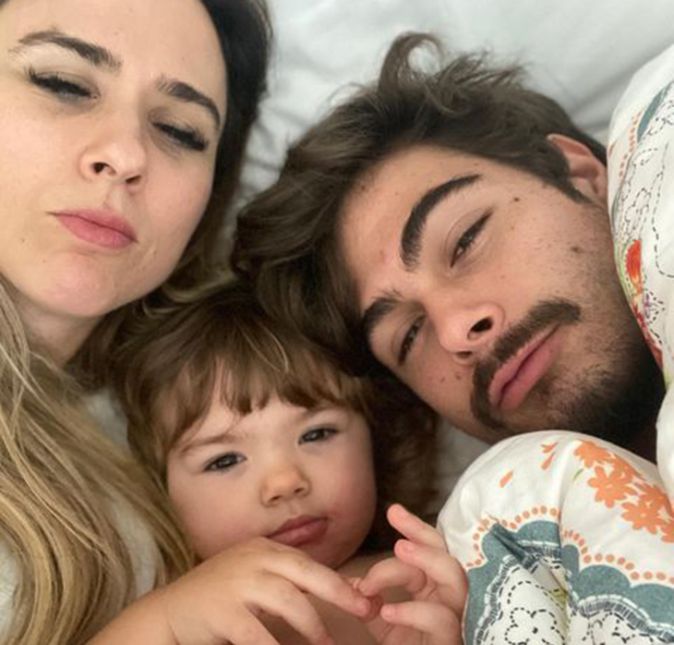 Tatá Werneck deu à luz sua primeira filha, fruto de seu relacionamento com Rafael Vitti, no dia 23 de outubro de 2019 e, desde então, ela e o papai não param de encantar seus seguidores com registros para lá de fofos da Clara Maria, que ganhou o apelido de Deusa na internet. No dia 25 de outubro, um dia após a festinha da pequena a humorista compartilhou uma imagem adorável no Instagram em que Clara Maria aparece deitadinha junto dos pais na cama, todos com cara de sono: Minha família. Estamos fingindo que estamos dormindo, acreditem por favor, diz a legenda. A seguir, veja outros momentos da família reunida! Tatá Werneck deu à luz sua primeira filha, fruto de seu relacionamento com Rafael Vitti, no dia 23 de outubro de 2019 e, desde então, ela e o papai não param de encantar seus seguidores com registros para lá de fofos da Clara Maria, que ganhou o apelido de Deusa na internet. No dia 25 de outubro, um dia após a festinha da pequena a humorista compartilhou uma imagem adorável no Instagram em que Clara Maria aparece deitadinha junto dos pais na cama, todos com cara de sono: Minha família. Estamos fingindo que estamos dormindo, acreditem por favor, diz a legenda. A seguir, veja outros momentos da família reunida!