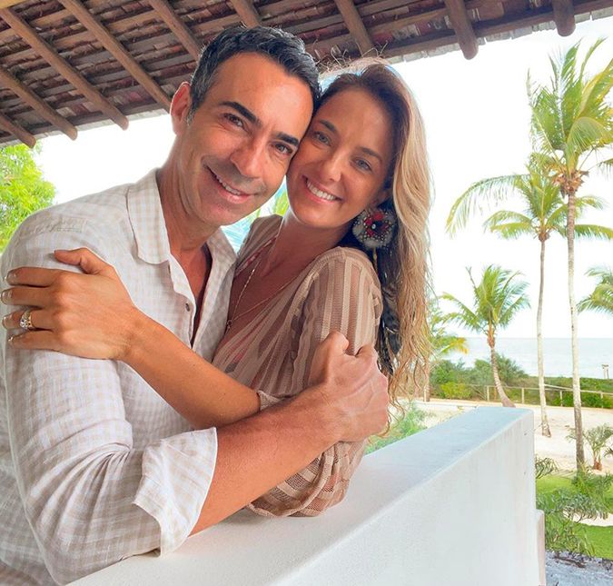 César Tralli já provou diversas vezes por a mais b que é assumidamente um paizão e um padrasto coruja e vive compartilhando momentos em família nas redes sociais. Aproveitando a onda do maridão, Ticiane Pinheiro decidiu trollar a família no Dia da Mentira. No último 1° de Abril, a apresentadora publicou nos Stories um print da conversa que rolou no WhatApp em que conta que estava grávida de um menininho. Gente! Eu fui ao ginecologista hoje e ele disse que estou grávida há três meses e é um menino! Vimos no ultrassom. Bem que eu estava enjoando e eu não entendi porque. Agora contei para a minha família aqui em Morungaba e estamos brindando e eu com cara de choro, disse Tici. Surpresos com a notícia, todos acreditaram e começara a felicitar o casal. No entanto, a loira admitiu a brincadeira logo em seguida. Primeiro de Abril, escreveu. A seguir, veja os melhores momentos da família Tralli-Pinheiro!