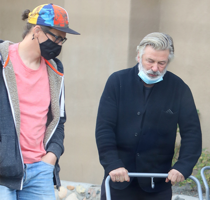 Alec Baldwin é flagrado ao lado de viúvo e filho de diretora que morreu em <i>set</i>