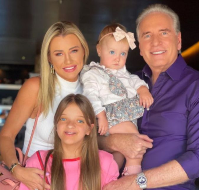 Em um outro momento, o empresário mostrou a família reunida para ir almoçar. Que lindos!