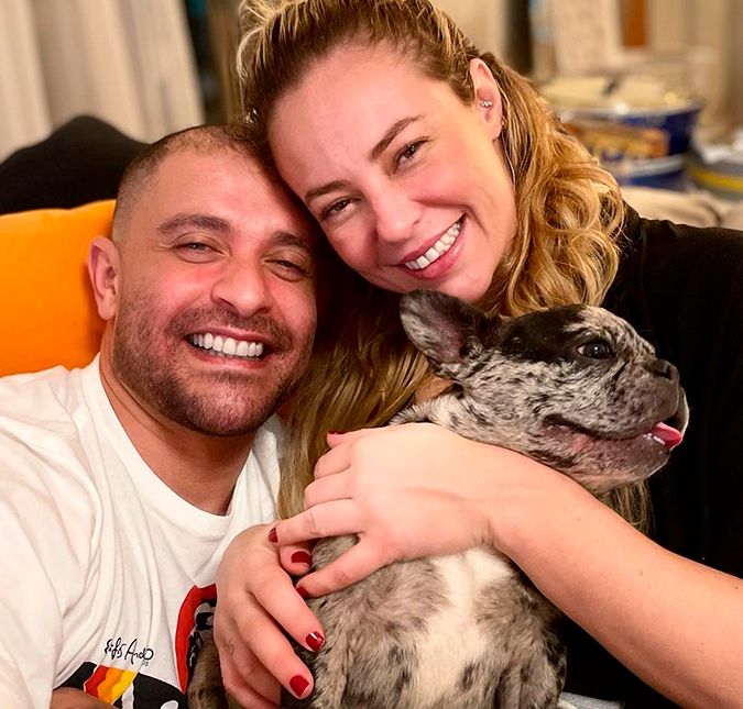 Recentemente, eles aumentaram a família com a presença de um doguinho. Mais novo morador da casa… Notem a plenitude do Bruttus Batuque enquanto a gente tenta sair bem na foto com ele., escreveu Paolla. Recentemente, eles aumentaram a família com a presença de um doguinho. Mais novo morador da casa… Notem a plenitude do Bruttus Batuque enquanto a gente tenta sair bem na foto com ele., escreveu Paolla.