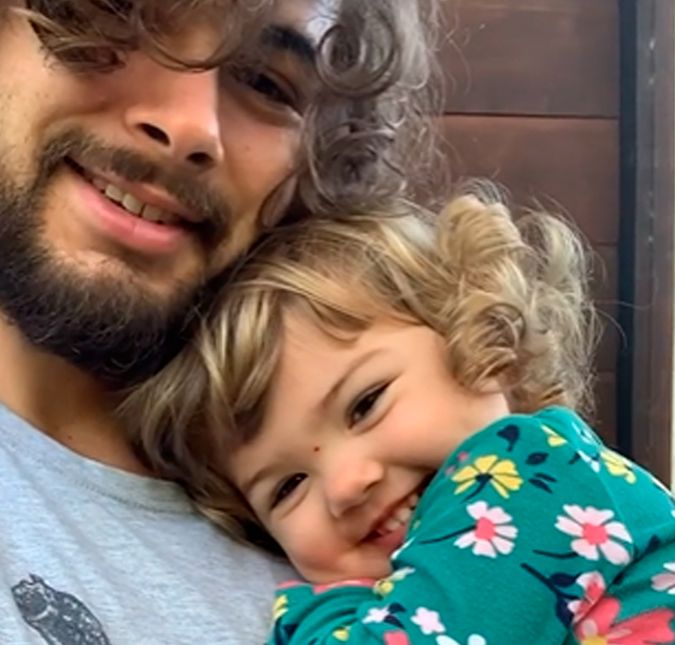 Clara Maria é extremamente experta! Durante um passeio de mão dada com o papai, a pequena advertiu o ator para que ele usasse máscara em prevenção ao Covid-19. Papai vai por. Perfeita você, filha. Já muito consciente. Está bom assim? Tem que colocar a máscara mesmo. Clara Maria é extremamente experta! Durante um passeio de mão dada com o papai, a pequena advertiu o ator para que ele usasse máscara em prevenção ao Covid-19. Papai vai por. Perfeita você, filha. Já muito consciente. Está bom assim? Tem que colocar a máscara mesmo.