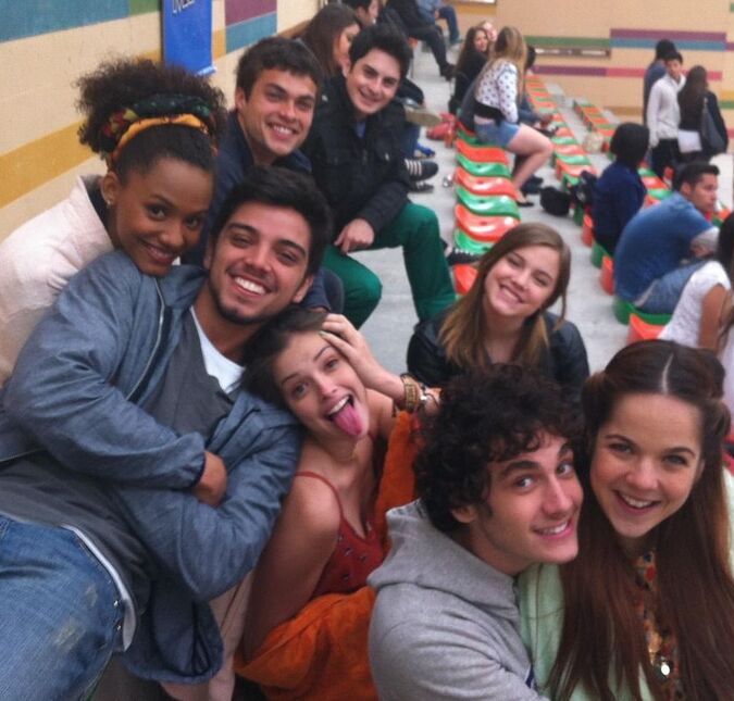 Rodrigo Simas compartilha fotos dos bastidores de <i>Malhação</i> há nove anos: <i>O tempo voa</i>