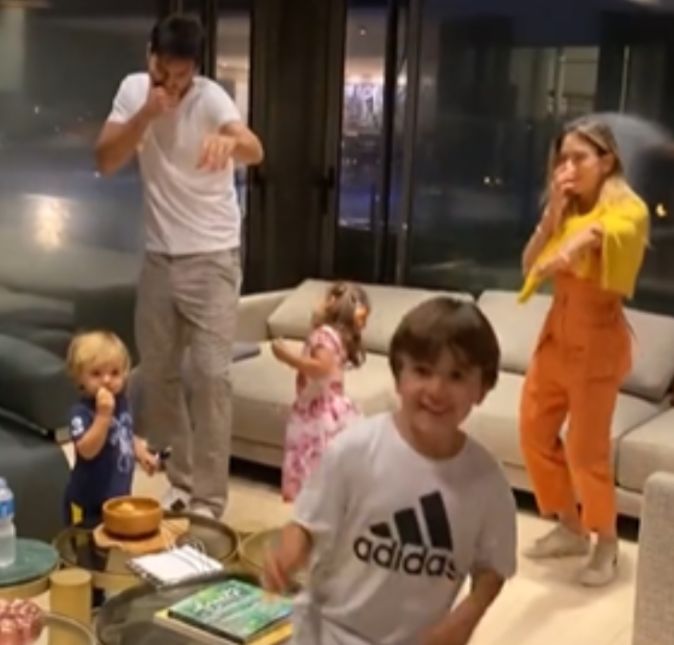 A família apareceu em um vídeo dançando e aprontando muito na sala de casa. A família apareceu em um vídeo dançando e aprontando muito na sala de casa.