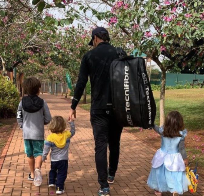 Apaixonada não só pelos filhos, a apresentadora compartilhou esta foto acima do papai indo treinar tênis de mãos dadas com os pequenos. Que lindos! Apaixonada não só pelos filhos, a apresentadora compartilhou esta foto acima do papai indo treinar tênis de mãos dadas com os pequenos. Que lindos!