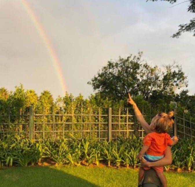 Patrícia postou um momento bem mãe coruja mostrando quão lindo é o arco íris para os filhos. Patrícia postou um momento bem mãe coruja mostrando quão lindo é o arco íris para os filhos.