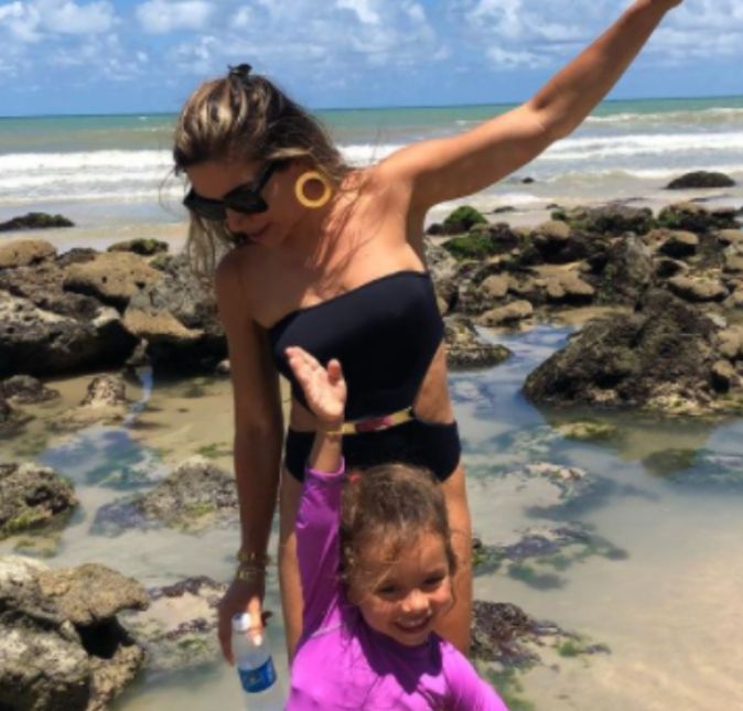 Já Jane é aquele tipo de criança que adora uma câmera e faz até poses ao lado da mamãe na praia. Já Jane é aquele tipo de criança que adora uma câmera e faz até poses ao lado da mamãe na praia.