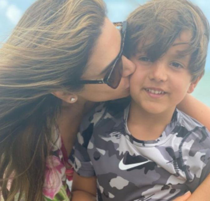 O primogênito é sempre o mais tímido para as câmeras, mas a mamãe coruja sempre que consegue compartilha uma foto com ele. E olha que fofo Pedro recebendo um carinho de Patrícia. O primogênito é sempre o mais tímido para as câmeras, mas a mamãe coruja sempre que consegue compartilha uma foto com ele. E olha que fofo Pedro recebendo um carinho de Patrícia.