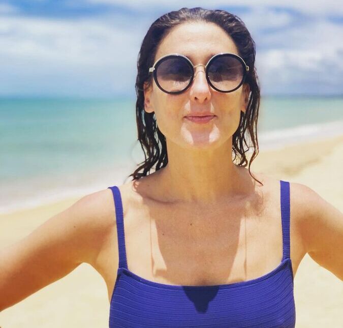 Paola Carosella comemora aniversário na Bahia e brinca: <i>49 e ainda não aprendeu a fazer pose na praia</i>