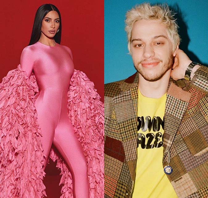 Kim Kardashian e Pete Davidson se divertem de mãos dadas em parque de diversões, diz <i>site</i>