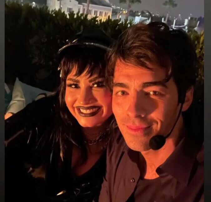 Reencontro! Joe Jonas e Demi Lovato posam juntos em festa de <i>Halloween</i>