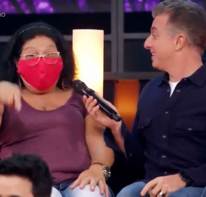 Mulher da plateia do <i>Domingão do Huck</i> diverte <i>web</i> ao mandar recado para Angélica e brincar com Boninho