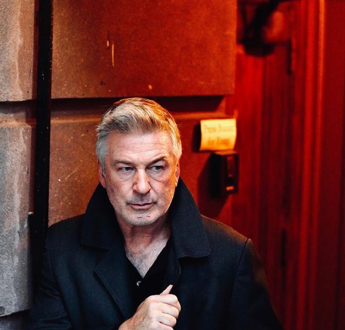 Baldwin está deixando sua esposa, Hilaria Baldwin, preocupada desde o acidente no set de filmagens do filme Rust que acabou matando Halyna. Segundo fontes contaram à People, o ator não tem conseguido dormir por conta do ocorrido. -Ele não está dormindo nada e está sendo assombrado pela morte de Halyna. Alec está sofrendo, porque ele claramente entende que as coisas são ainda piores para a família de Halyna. Ele não quer simpatia de ninguém. Não quer que isso seja sobre ele. Ele só quer ajudar o marido e filho da Halyna o máximo que puder.