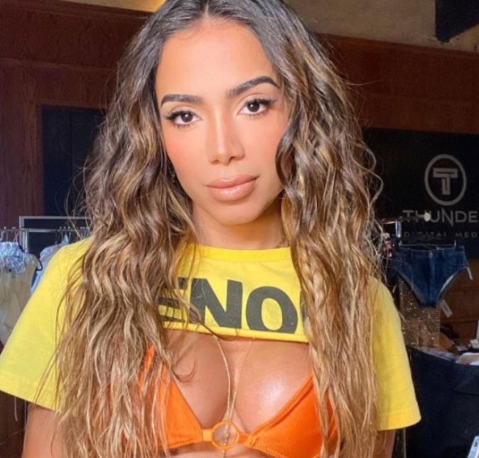 E esse visual mais de praia de Anitta? Simplesmente arrasou com as pontas dos fios puxados para o loiro, não é mesmo!?