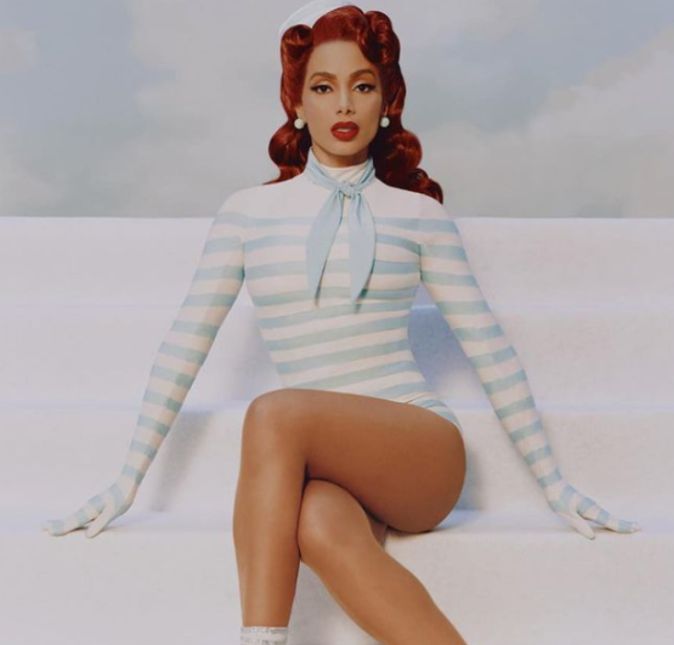 A funkeira também apareceu durante o clipe de Girl From Rio com os fios mais avermelhados e ondulados.