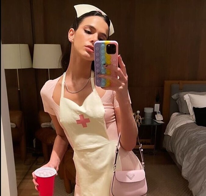 Bruna Marquezine é criticada por usar fantasia de enfermeira no <i>Halloween</i>