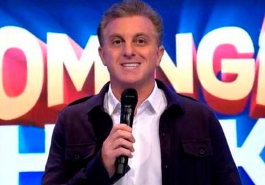 Apresentação em grupo! Luciano Huck anuncia novidade no <i>Dança com Famosos</i>