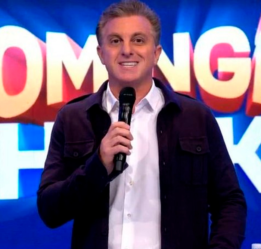 Apresentação em grupo! Luciano Huck anuncia novidade no <i>Dança com Famosos</i>