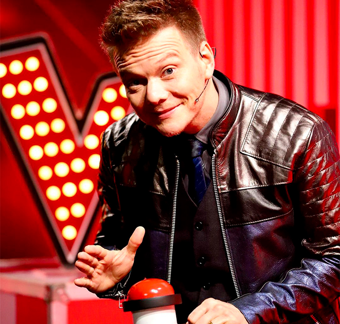 Michel Teló aumenta equipe no <i>The Voice Brasil</i> e internautas comemoram: <i>Essa ideia do quinto técnico ficou muito massa</i>