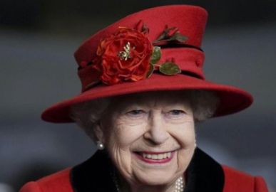 Rainha Elizabeth II é liberada por médicos para ir à Sandringham durante o final de semana