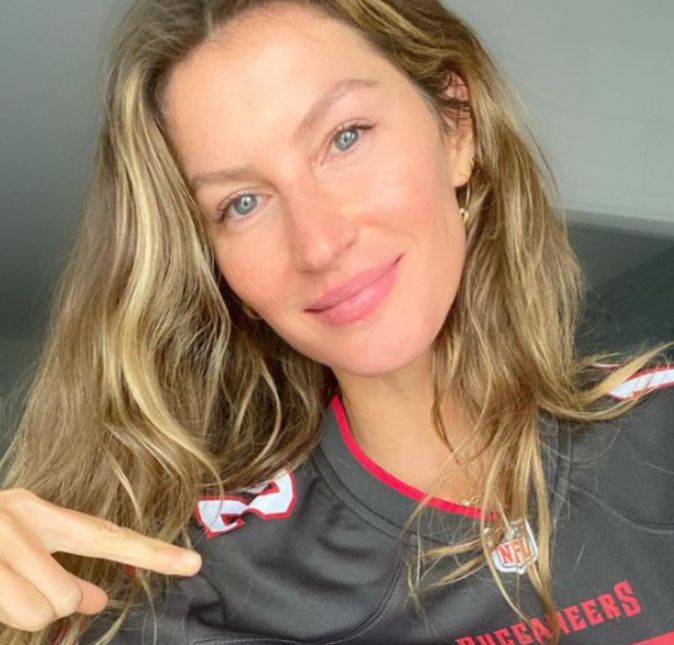 Apesar de ter um marido que joga futebol americano, Gisele Bündchen foi uma das famosas que teve a oportunidade de dar a bandeirada final durante o GP do Brasil, em 2004.