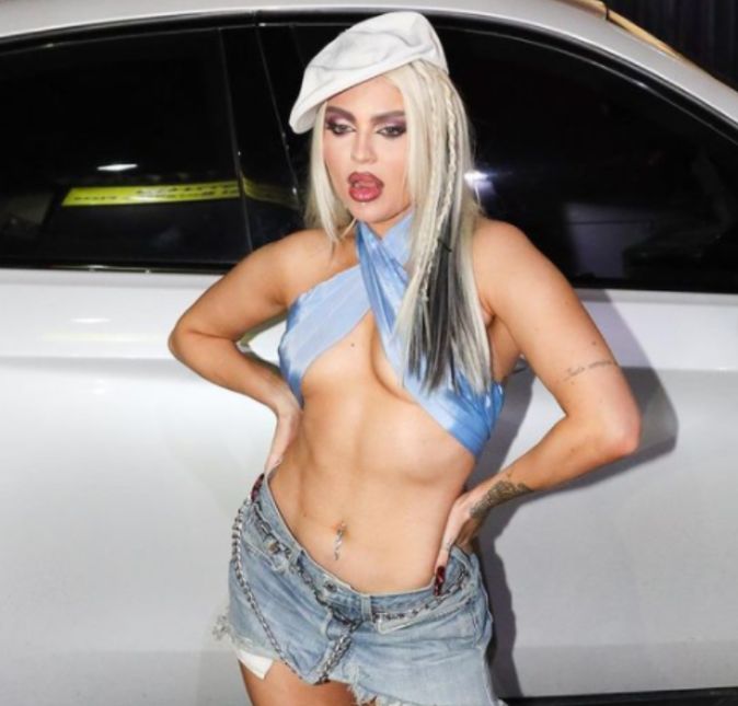 Recentemente, a cantora que usa e abusa de poses e muita maquiagem acabou sendo comparada pelos fãs com a rainha do Pop, Madonna. Você achou que elas estão parecidas? Recentemente, a cantora que usa e abusa de poses e muita maquiagem acabou sendo comparada pelos fãs com a rainha do Pop, Madonna. Você achou que elas estão parecidas?