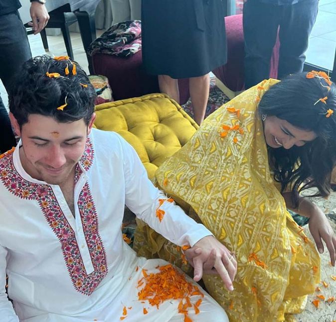 Nick Jonas e Priyanka Chopra encantam a internet desde o início do relacionamento dos dois. Priyanka vem de uma família indiana, e Nick já deixou claro que se interessa muito em conhecer o universo de sua amada. Recentemente o casal compartilhou em suas contas no Instagram que celebraram juntos o Diwali, feriado típico indiano, e Nick agradeceu a esposa por mostrar à ele suas tradições: Feliz Diwali para você e para os seus. Enviando para todos amor e luz. Minha linda esposa me apresentou tantos feriados e tradições indianas incríveis. Meu coração está cheio por poder compartilhar isso com nossos amigos e família. Muito fofos, né? Aproveite e confira, na galeria a seguir, os melhores momentos do casal!