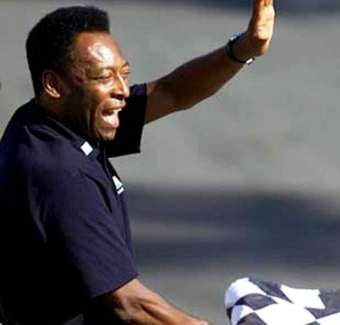 Pelé protagonizou uma das cenas mais icônicas das bandeiradas finais do GP do Brasil entre os famosos, no ano de 2002. O ex-jogador de futebol acabou não prestando atenção e acabou passar pelo menos dois carros da bandeirada final, e claro, virou meme na época por conta disso. Galvão Bueno que estava narrando a corrida ainda brincou: Olha aí o Pelé pra dar a bandeirada... Vai passar, Pelé!!! Passaram os dois... Passaram tão rápido que o Pelé não viu!!!