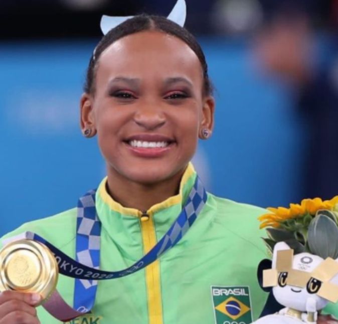 É muito comum durante o GP do Brasil de Fórmula 1 famosos acompanharem a corrida e alguns deles, inclusive, já foram convidados para cantar o hino nacional antes do evento começar e também para dar a bandeirada final. O que é o caso de Rebeca Andrade, que marcou presença no GP do Brasil de 2021 para sinalizar o fim da corrida para os pilotos. Que fofa, né!? A seguir, veja mais famosos que deram a bandeirada final e cantaram o hino nacional em Interlagos.