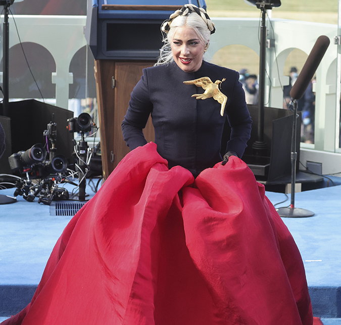Lady Gaga revela que vestido usado na cerimônia de posse da presidência era à prova de balas