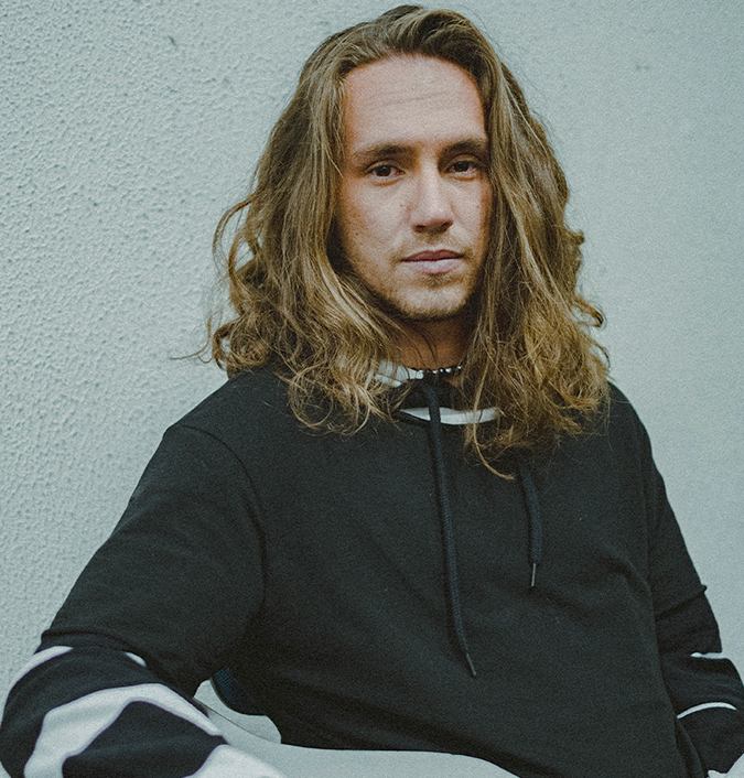 Vitor Kley inicia nova era musical em clipe de <i>O Amor Machuca Demais</i> com participações de Di Ferrero, Lucas Silveira e MariMoon: <i>Um encontro de gerações</i>