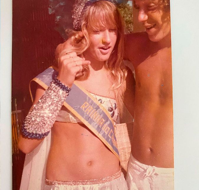 Logo no início da adolescência, a apresentadora desfilou com os fios loiros na altura do ombro e uma franjinha. Na foto, ela aparece com o namorado Waltinho que, segundo ela, durou apenas três meses porque o garoto bebia. E eu nunca fui de gostar de cheiro de bebida ou cigarro (eu era, sou, chata com cheiro e gosto), escreveu nas redes sociais.