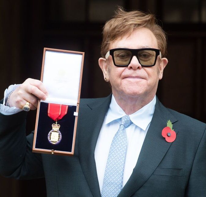Elton John ganha medalha de honra da família real britânica