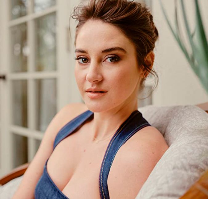 Nascida em 15 de novembro de 1991, Shailene Woodley foi presa em 2016 durante um protesto contra a construção de um oleoduto em uma área indígena dos Estados Unidos. A atriz de A Culpa é das Estrelas e Divergente disse que deixou a propriedade privada onde estava assim que os policiais pediram, mas foi presa mesmo assim. Sobre a experiência, ela contou, em entrevista à Marie Claire norte-americana: - Quando você está em uma cela e eles fecham a porta, você percebe que ninguém pode te salvar. Se tiver um incêndio e eles decidirem não abrir a porta, você morre. Você é como um animal enjaulado. Nascida em 15 de novembro de 1991, Shailene Woodley foi presa em 2016 durante um protesto contra a construção de um oleoduto em uma área indígena dos Estados Unidos. A atriz de A Culpa é das Estrelas e Divergente disse que deixou a propriedade privada onde estava assim que os policiais pediram, mas foi presa mesmo assim. Sobre a experiência, ela contou, em entrevista à Marie Claire norte-americana: - Quando você está em uma cela e eles fecham a porta, você percebe que ninguém pode te salvar. Se tiver um incêndio e eles decidirem não abrir a porta, você morre. Você é como um animal enjaulado.