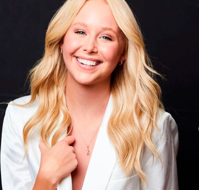 Miranda McKeon, atriz de Anne with an E, revelou que foi diagnosticada em junho deste ano com nódulos mamários extremamente raros para uma garota de apenas 19 anos de idade. Nas redes sociais, a intérprete de Josie Pye contou que passou por uma mastectomia dupla e fez oito sessões de quimioterapia. Hoje é o grande dia! Eu cheguei em São Francisco para fazer a cirurgia que esperava há quase cinco meses. Terei uma mastectomia dupla - um procedimento para remover todo o tecido mamário sob a pele em ambos os lados, bem como alguns gânglios linfáticos do meu lado direito. Isso eliminará qualquer câncer e diminuirá significativamente meu risco de recorrência no futuro. Isso também significa que estarei livre do câncer! Depois de dezenas de horas de reuniões com cirurgiões e tanta pesquisa (a maioria feita por minha mãe, obrigado mãe!) Eu realmente sinto que encontrei a equipe perfeita. Enquanto nas mastectomias tradicionais as mulheres ficam quase totalmente dormentes no tórax - terei uma sensação de preservação da mastectomia que é segura do ponto de vista oncológico, mas mais cuidado é tomado ao cortar nervos, e enxertos são feitos para reconstruir nervos cortados. Embora certamente demore um pouco de tempo, estou muito grata por voltar a me parecer e me sentir eu mesma! Hoje a etapa 2/3 será finalizada com a radiação a seguir. Como sempre, não posso agradecer a todos o suficiente por seu apoio contínuo. As pessoas em minha vida aparecem para mim, todos os dias, de maneiras tão ternas e comoventes. Eu sou uma garota de sorte! , escreveu. Miranda McKeon, atriz de Anne with an E, revelou que foi diagnosticada em junho deste ano com nódulos mamários extremamente raros para uma garota de apenas 19 anos de idade. Nas redes sociais, a intérprete de Josie Pye contou que passou por uma mastectomia dupla e fez oito sessões de quimioterapia. Hoje é o grande dia! Eu cheguei em São Francisco para fazer a cirurgia que esperava há quase cinco meses. Terei uma mastectomia dupla - um procedimento para remover todo o tecido mamário sob a pele em ambos os lados, bem como alguns gânglios linfáticos do meu lado direito. Isso eliminará qualquer câncer e diminuirá significativamente meu risco de recorrência no futuro. Isso também significa que estarei livre do câncer! Depois de dezenas de horas de reuniões com cirurgiões e tanta pesquisa (a maioria feita por minha mãe, obrigado mãe!) Eu realmente sinto que encontrei a equipe perfeita. Enquanto nas mastectomias tradicionais as mulheres ficam quase totalmente dormentes no tórax - terei uma sensação de preservação da mastectomia que é segura do ponto de vista oncológico, mas mais cuidado é tomado ao cortar nervos, e enxertos são feitos para reconstruir nervos cortados. Embora certamente demore um pouco de tempo, estou muito grata por voltar a me parecer e me sentir eu mesma! Hoje a etapa 2/3 será finalizada com a radiação a seguir. Como sempre, não posso agradecer a todos o suficiente por seu apoio contínuo. As pessoas em minha vida aparecem para mim, todos os dias, de maneiras tão ternas e comoventes. Eu sou uma garota de sorte! , escreveu.