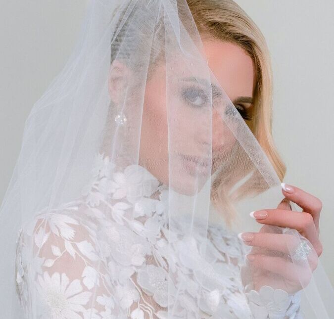 Ela casou! Paris Hilton posa com vestido de noiva grifado e dispara: <i>Meu para sempre começa hoje</i>