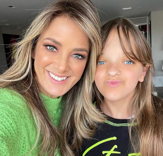 Ticiane Pinheiro aproveitou o TBT do dia 11 de novembro para recordar um vídeo super fofo da filha Rafaella se declarando para ela. No vídeo, a menina de 12 anos de idade diz: Mãe, eu te amo muito. Você é a melhor mãe do mundo, um dos maiores presentes para mim. Você é preciosa. Eu te amo muito. Por sua vez, a apresentadora escreveu: #TBT de amor. Amo ser sua mãe, um presente para mim. Rafa baby. Muito AMOR! Achei agora no meu rolo de câmera. Muito fofas essas duas, não é?