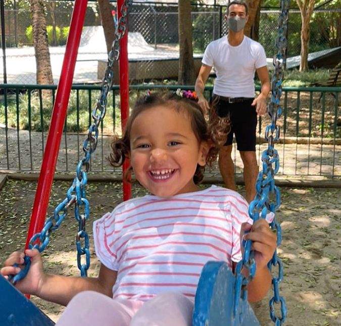 Ticiane Pinheiro e César Tralli formam um casal para lá de fofo - e toda essa fofura é intensificada quando os dois aparecem ao lado da filha, Manuella, e de Rafa Justus, fruto do relacionamento de Tici com Roberto Justus. Os quatro parecem formar uma bela família feliz e, vez ou outra, os pais babões publicam registros com as duas meninas nas redes sociais. Certa vez, por exemplo, Tralli compartilhou um momento bem pai e filha ao surgir empurrando Manu em um balanço, enquanto a pequena dava risada. Na legenda, o jornalista  nascido em 23 de dezembro de 1970 se derreteu pelo sorriso da filha: Ela sorri… Eu balanço de felicidade. Fofo, não é mesmo?
